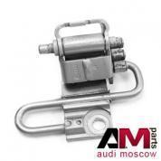 Петля двери нижняя левая Ауди А8 (D3) 4E0831411C