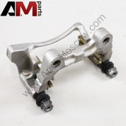 Скоба заднего суппорта левая Фольксваген Тигуан (2012-2016) 3AA615425