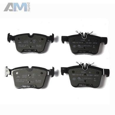 Задние тормозные колодки A0004209403 на Mercedes C-Class W205 C450