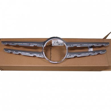 Накладка решетки радиатора A20588801609982 Мерседес С-класса W205 (2014-2018)