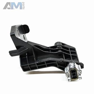 Кронштейн радиатора левый на Mercedes C W205 (2014-2023) A2055014320