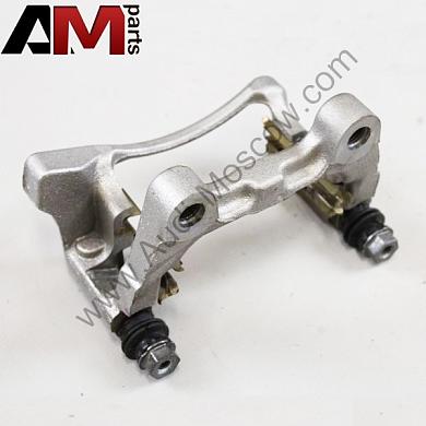 Скоба заднего суппорта левая Фольксваген Тигуан (2012-2016) 3AA615425